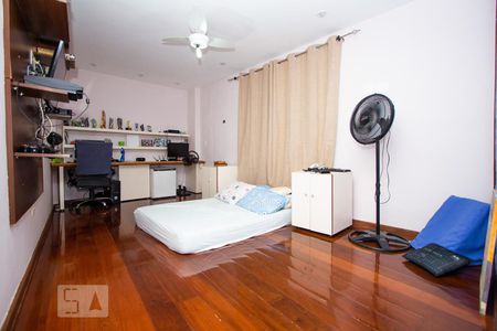 Casa à venda com 800m², 5 quartos e 5 vagas Casa à venda com 800m², 5 quartos e 5 vagasSuíte 4 - Segundo Andar