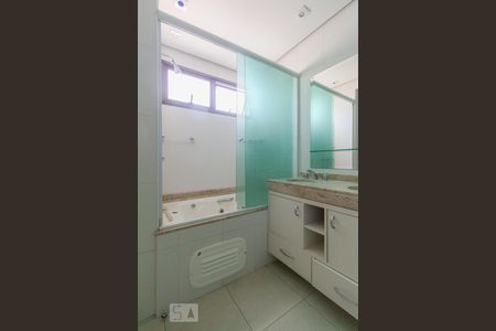 Apartamento para alugar com 300m², 3 quartos e 4 vagas Apartamento para alugar com 300m², 3 quartos e 4 vagasBanheiro Quarto 2