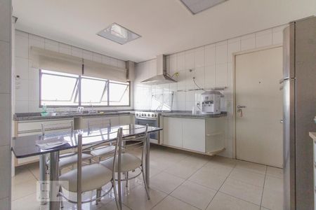 Apartamento para alugar com 300m², 3 quartos e 4 vagas Apartamento para alugar com 300m², 3 quartos e 4 vagasCozinha