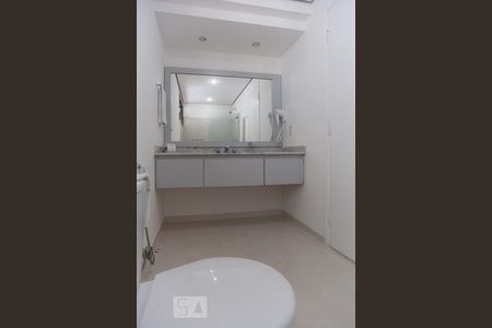 Banheiro da suíte de apartamento para alugar com 1 quarto, 50m² em Cambuí, Campinas