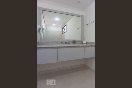 Banheiro da suíte de apartamento para alugar com 1 quarto, 50m² em Cambuí, Campinas