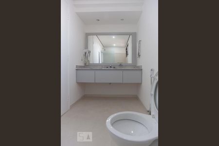 Banheiro da suíte de apartamento para alugar com 1 quarto, 50m² em Cambuí, Campinas