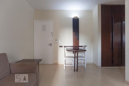 Sala de apartamento para alugar com 1 quarto, 50m² em Cambuí, Campinas