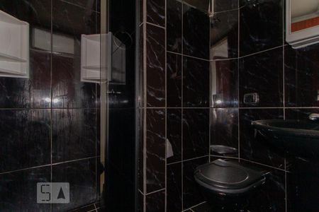 Banheiro de apartamento para alugar com 2 quartos, 47m² em Novo Mundo, Curitiba