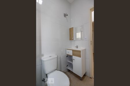 Banheiro de apartamento para alugar com 2 quartos, 45m² em Camorim, Rio de Janeiro