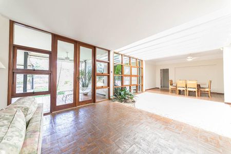 Casa de condomínio para alugar com 540m², 5 quartos e 8 vagasSala