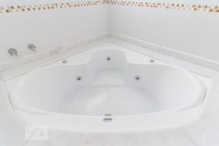 Casa à venda com 450m², 4 quartos e 6 vagas Casa à venda com 450m², 4 quartos e 6 vagasHidromassagem do Banheiro da Suíte 4