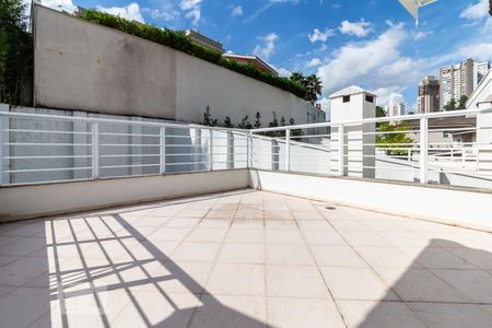 Casa à venda com 450m², 4 quartos e 6 vagas Casa à venda com 450m², 4 quartos e 6 vagasVaranda da Suíte 4