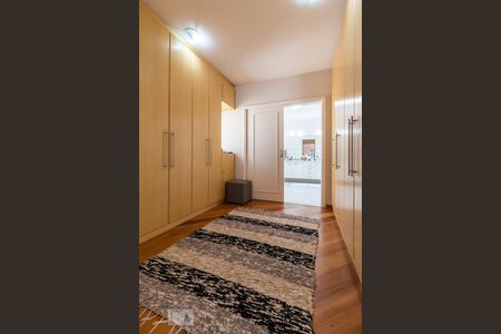 Casa à venda com 450m², 4 quartos e 6 vagas Casa à venda com 450m², 4 quartos e 6 vagasCloset da Suíte 4