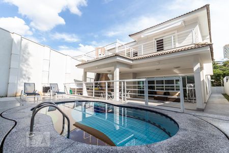 Casa à venda com 450m², 4 quartos e 6 vagas Casa à venda com 450m², 4 quartos e 6 vagasÁrea Externa