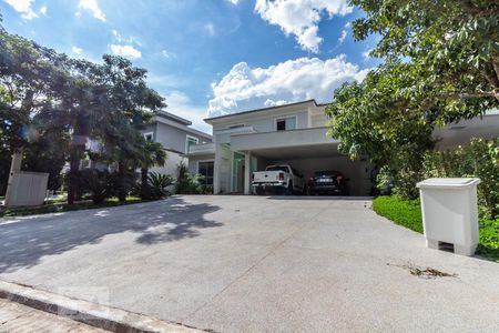 Casa à venda com 450m², 4 quartos e 6 vagas Casa à venda com 450m², 4 quartos e 6 vagasFachada