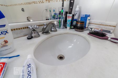 Casa à venda com 450m², 4 quartos e 6 vagas Casa à venda com 450m², 4 quartos e 6 vagasPia 1 do Banheiro da Suíte 4