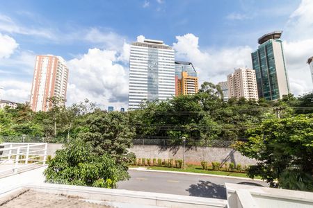 Casa à venda com 450m², 4 quartos e 6 vagas Casa à venda com 450m², 4 quartos e 6 vagasVista da Suíte 2