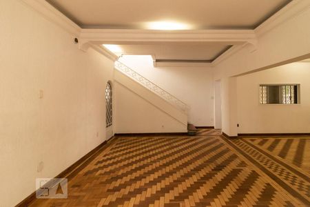 Casa à venda com 495m², 4 quartos e 8 vagasSala