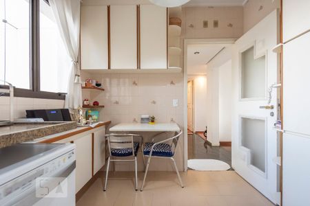 Apartamento à venda com 170m², 4 quartos e 3 vagas Apartamento à venda com 170m², 4 quartos e 3 vagasCozinha