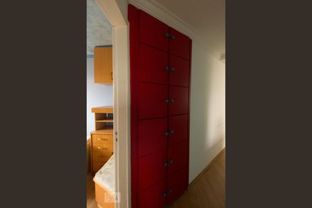 Armário no corredor de apartamento para alugar com 3 quartos, 65m² em Novo Mundo, Curitiba