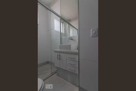 Banheiro de apartamento para alugar com 2 quartos, 80m² em Sagrada Família, Belo Horizonte