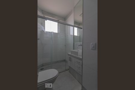 Banheiro de apartamento para alugar com 2 quartos, 80m² em Sagrada Família, Belo Horizonte