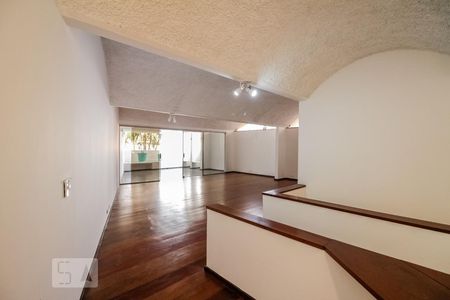 Sala de casa de condomínio para alugar com 3 quartos, 540m² em Jardim Boa Vista (zona Oeste), São Paulo