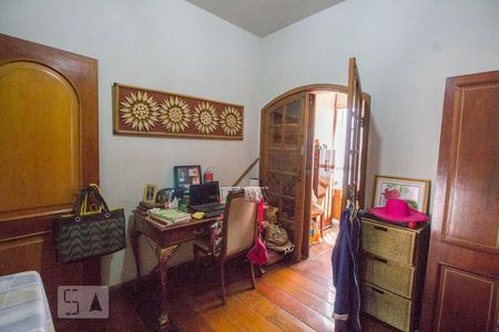 Quarto 01 de casa para alugar com 4 quartos, 269m² em Santo Antonio, Belo Horizonte