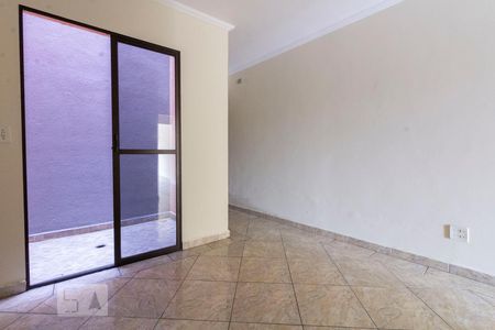 Casa para alugar com 3 quartos, 138m² em Vila Santa Delfina, São Paulo