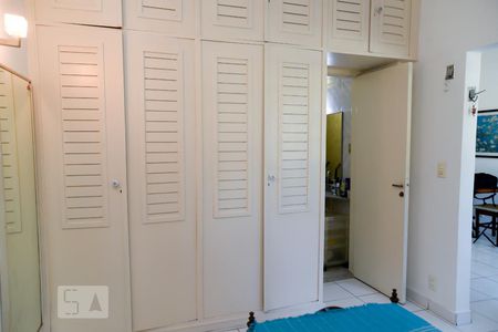 Detalhe armário e banheiro Quarto de apartamento à venda com 1 quarto, 50m² em Leblon, Rio de Janeiro