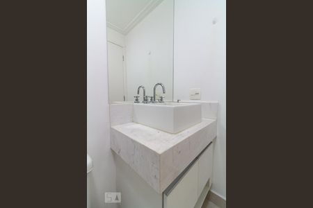 Banheiro de kitnet/studio para alugar com 1 quarto, 49m² em Vila Cordeiro, São Paulo