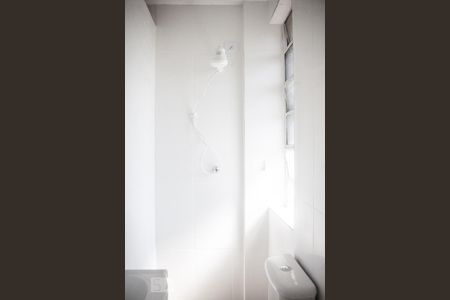 Banheiro de kitnet/studio para alugar com 1 quarto, 24m² em Centro, São Paulo
