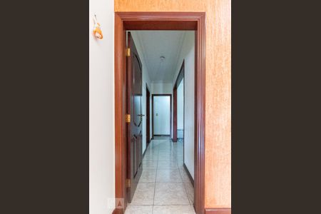 Corredor Acesso cozinha, banheiro e quartos andar inferior de casa à venda com 4 quartos, 445m² em Vila Nogueira, Campinas