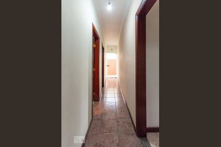 Corredor Acesso banheiro e Quartos andar inferior de casa à venda com 4 quartos, 445m² em Vila Nogueira, Campinas