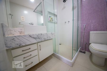 Banheiro  de apartamento à venda com 2 quartos, 75m² em Icaraí, Niterói