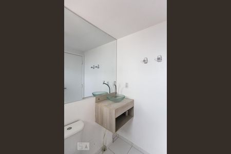 Banheiro de apartamento para alugar com 2 quartos, 49m² em Jardim Flor da Montanha, Guarulhos