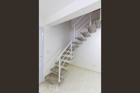 Escada de casa para alugar com 4 quartos, 280m² em Vila Monte Alegre, São Paulo