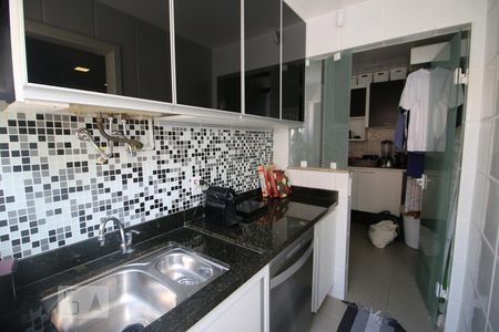 Segunda Cozinha para depois do churrasco com máquina de lavar louça e Triturador na pia de casa de condomínio à venda com 3 quartos, 180m² em Pechincha, Rio de Janeiro