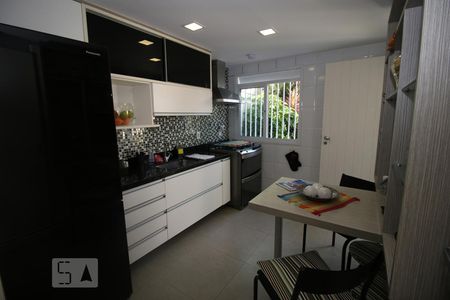 Cozinha de casa de condomínio à venda com 3 quartos, 180m² em Pechincha, Rio de Janeiro