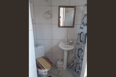 Banheiro de kitnet/studio para alugar com 1 quarto, 40m² em Partenon, Porto Alegre