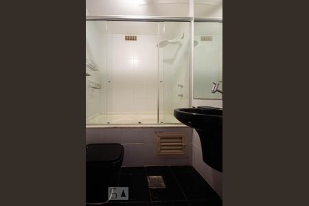 Banheiro social de apartamento à venda com 3 quartos, 126m² em Lagoa, Rio de Janeiro