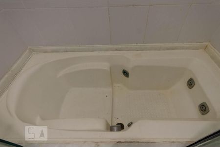 Banheira de hidromassagem no banheiro de apartamento à venda com 3 quartos, 126m² em Lagoa, Rio de Janeiro