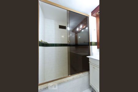 Apartamento para alugar com 126m², 3 quartos e 1 vaga Apartamento para alugar com 126m², 3 quartos e 1 vagaBanheiro da suite