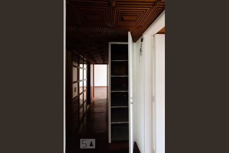 Apartamento para alugar com 126m², 3 quartos e 1 vaga Apartamento para alugar com 126m², 3 quartos e 1 vagaArmário embutido no corredor de acesso aos dormitórios