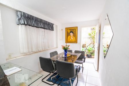 Casa para alugar com 150m², 3 quartos e 2 vagasSala