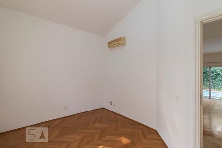 Sala 1 de casa de condomínio para alugar com 4 quartos, 317m² em Jardim Cordeiro, São Paulo