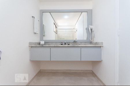 Banheiro de apartamento para alugar com 1 quarto, 50m² em Cambuí, Campinas