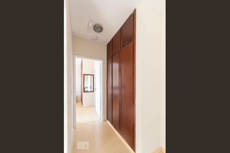 Corredor acesso quarto e banheiro de apartamento para alugar com 1 quarto, 50m² em Cambuí, Campinas