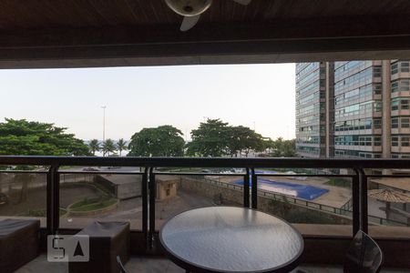 Apartamento para alugar com 144m², 4 quartos e 2 vagas Apartamento para alugar com 144m², 4 quartos e 2 vagasVaranda
