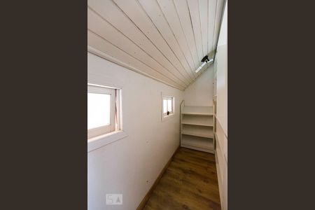 Closet  suíte de casa de condomínio à venda com 3 quartos, 140m² em Teresópolis, Porto Alegre