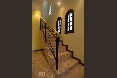 Escadas de acesso aos dormitórios de casa à venda com 3 quartos, 175m² em Vila Osasco, Osasco