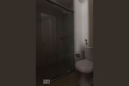 Banheiro de kitnet/studio para alugar com 1 quarto, 40m² em Setor Central, Goiânia