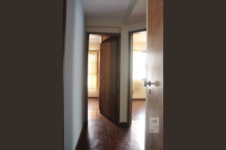Corredor de apartamento para alugar com 3 quartos, 85m² em Sagrada Familia, Belo Horizonte