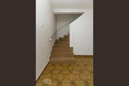 Escada de casa para alugar com 3 quartos, 162m² em Chácara Inglesa, São Paulo